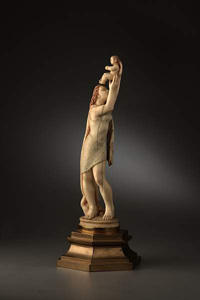 MATERNIDADE CO NENO EN ALTO. Ca. 1950. Marfil tallado e policromado sobre base de bronce. 21.5 alt. x 5 anch. x 4 cm. long. (figura), 4.5 alt. x 11.6 cms. anch. (base). Colecci�n Irm�ns Hern�ndez.