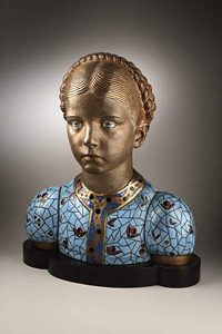 RETRATO DE NENA. 1935. Prata repuxada, dourada, esmaltada e policromada (cabeza); cobre repuxado, esmaltado 