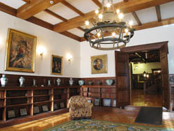 Interiores del pazo: biblioteca histórica